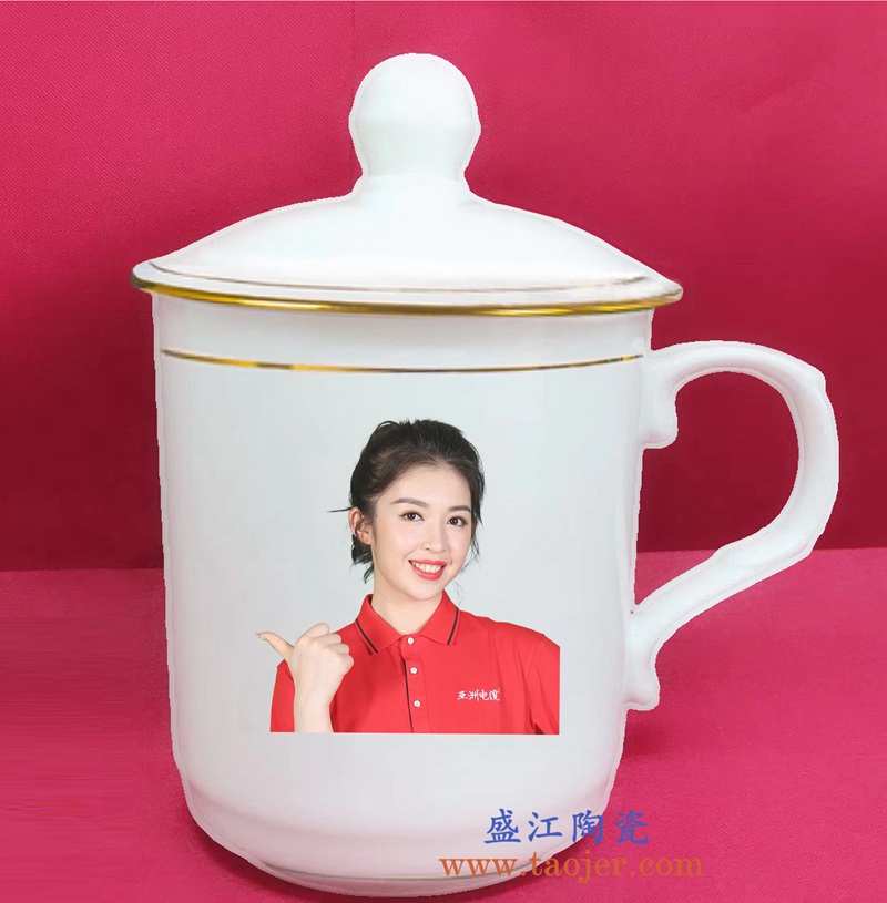 盛江陶瓷为亚洲电缆-珠江电缆公司定制陶瓷会议杯，杯正面是形象大使，杯子容量为420ml