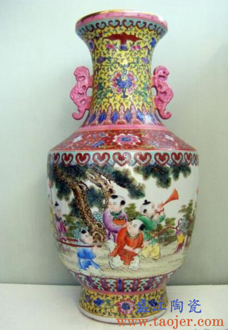 上图：艺术瓷厂重工粉彩人物童子花瓶 购买请点击图片