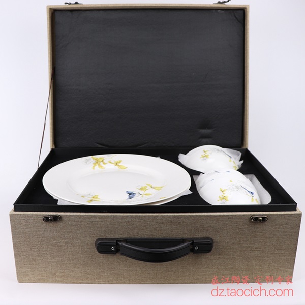 上图：盛江陶瓷为上海顾客定制的16头花鸟秋锦图案套装餐具 购买请点击图片