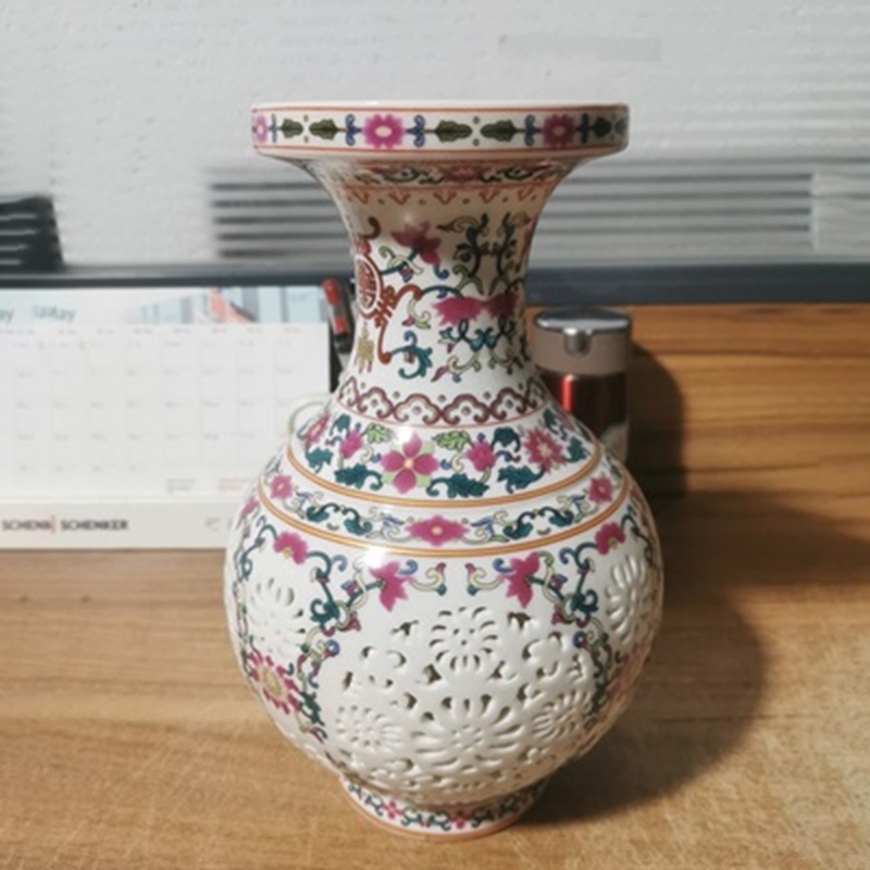 镂空彩绘缠枝莲陶瓷花瓶